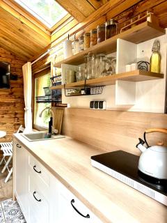 Urocza chatka w lesie nad wodą - 5