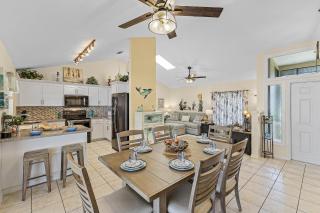 Charm and Convenience, Solar Heated Pool and Spa - Villa Tropical Escape - Roelens - Cape Coral - 2