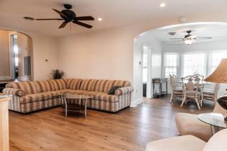 Family House with Bayview Walk to the Beach & Boardwalk - 9