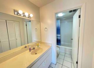 Heart of Waikiki w/ Kitchen - Free Parking - City View - Unit 1714 - Honolulu - 1