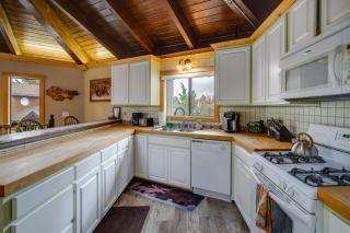 Big Bear Cabin with Hot Tub Less Than 3 Mi to Skiing! - Big Bear Lake - 3