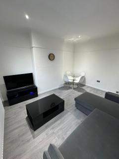 Luxury 2 Bed Apartment, Sleeps 6 with Sofa bed, Close to Sale Town & Tram Station - 5