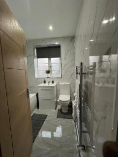 Luxury 2 Bed Apartment, Sleeps 6 with Sofa bed, Close to Sale Tram Station - Sale - 2