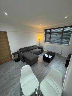 Luxury 2 Bed Apartment, Sleeps 6 with Sofa bed, Close to Sale Town & Tram Station - 1