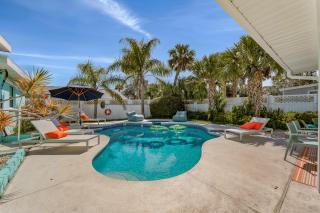 Walk to Beach, Heated Pool, Dog-Friendly, Firepit - Daytona Beach - 4