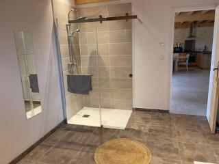 Belle grange au milieu de la campagne et des chevaux - 5