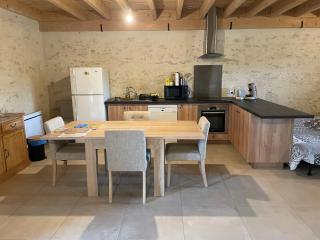 Belle grange au milieu de la campagne et des chevaux - 8