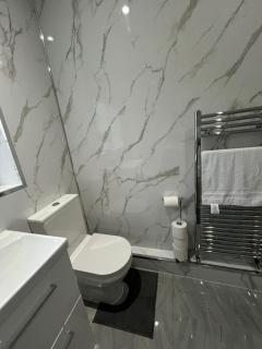 Luxury 2 Bed Apartment, Sleeps 6 with Sofa bed, Close to Sale Town & Tram Station - 8