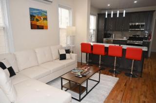 OoohLaLa! 2 Beds and 2 Full Baths w/Free Parking - Newark - 0