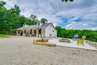 Fire Pit and Grill Pet-Friendly Lake Ozark Cabin! - Lake Ozark - 0