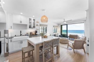 Entire Upper Oceanfront Masterpiece with Rooftop - San Diego - 8