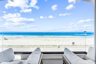 Entire Upper Oceanfront Masterpiece with Rooftop - San Diego - 3
