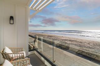Entire Upper Oceanfront Masterpiece with Rooftop - San Diego - 2