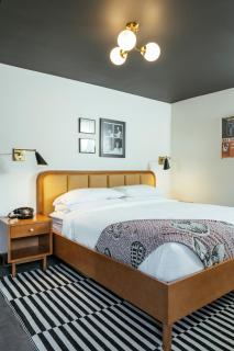 Dew Drop Inn Hotel & Lounge - 2