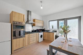 Spacious House by Quay - Sleeps 7 - Free Parking - 3