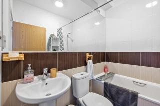 Spacious House by Quay - Sleeps 7 - Free Parking - 4
