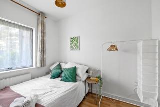 Spacious House by Quay - Sleeps 7 - Free Parking - 1