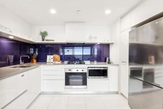 Circle on Cavill Luxe 2-Bed with Views & Pool - Gold Coast - 5