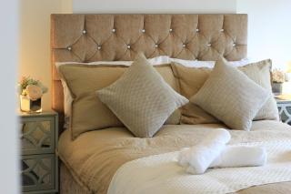 Spacious Detached Home Close to City with Ample Parking on the Drive - 7