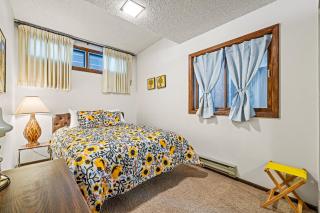 New* 70s Lakefront condo - dock - pool - beach - - McCall - 4