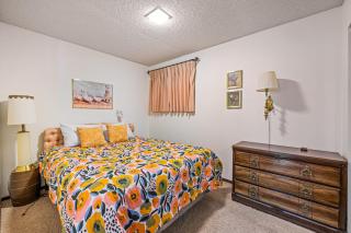 New* 70s Lakefront condo - dock - pool - beach - - McCall - 1