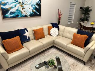 SkyHome, Sleeps 12, Game Room, Near Airport, Tesla & COTA - 0