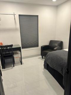 small room with sharing bathroom - 3