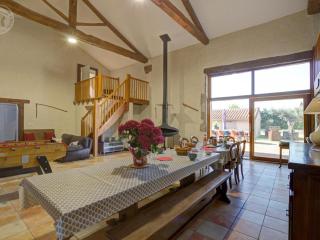 Gîte Familial avec SPA et Jeux Extérieurs - 5 Chambres, 230m², Village Typique, Animaux Acceptés - FR-1-496-289 - LʼHôpital-le-Grand - 3