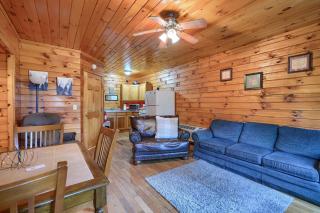 Blue Rose Cabins - Pine Ridge Cabin - Logan - 9