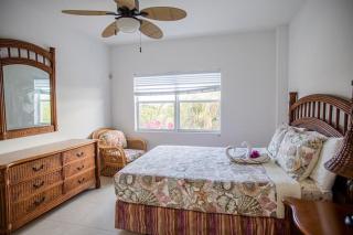 GRACEBAY TOWNHOMES B3, 5 minutes walk to gracebay beach - 1