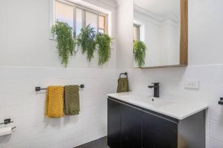 2 Bedroom Coastal getaway with ocean views! - Port Macquarie - 3