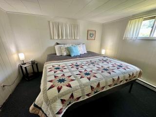 Cozy Riverfront Cottage with dock close to Lake George - Corinth - 5