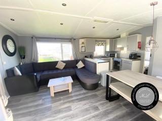 Palm Grove 1 - Golden Palm Resort - Pet friendly, WiFi and Bed linen - Meadow Lakes Caravan & Lodge Hire - Chapel Saint Leonards - 0