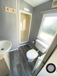 Palm Grove 1 - Golden Palm Resort - Pet friendly, WiFi and Bed linen - Meadow Lakes Caravan & Lodge Hire - Chapel Saint Leonards - 7