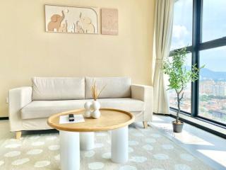 Urban Suites #Creamy style #Infinity Pool #local neighbourhood #5pax #3BR 2bath #2Queen 1Single #Quality well maintained #Private host - Jelutong - 0