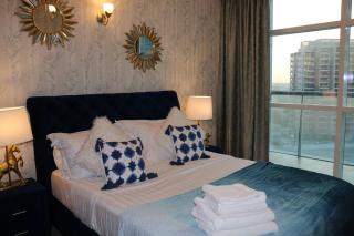 Huge 1-bedroom rental unit with 2 sofa bed amazing - Dubai - 4