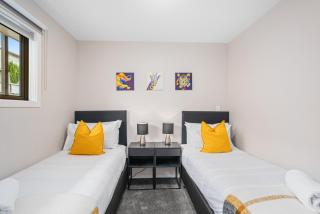 Central Location - 2 Bedroom Aptmt with Lake View - Queenstown - 2