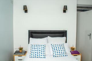 Apartment Sleeps 4 2 Baths Free Parking - 5