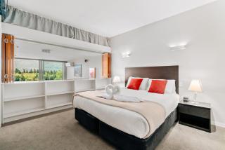 Modern Executive Living in Pounamu - 2