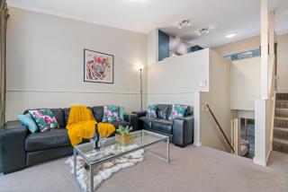 2-Bedroom Apartment with Lake & Mountain View - Beechwood - 8