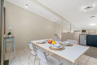 2-Bedroom Apartment with Lake & Mountain View - Beechwood - 4