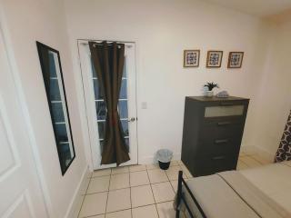 Walk to Hard Rock ~ Amazing 5 Star Home Away From Home! - Miami Gardens - 8