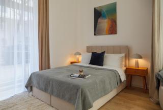 oompH Berlin 3BR Apt with Light Tones and Artwork - 6