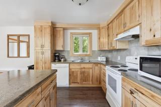 10 Bedroom Executive Chalet w Hot Tub - 9