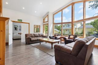 10 Bedroom Executive Chalet w Hot Tub - Blue Mountains - 4
