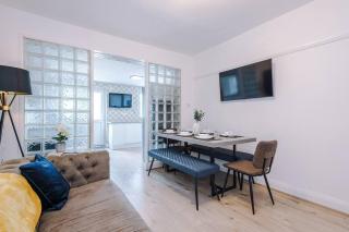 Classic 4 Bedroom House in Wirral with WiFi & Parking Sleeps 9 by PureStay - 1