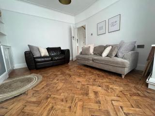 Cosy 3-Bedroom House 15mins to Olympic Village - 0