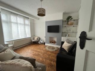 Cosy 3-Bedroom House 15mins to Olympic Village - 8
