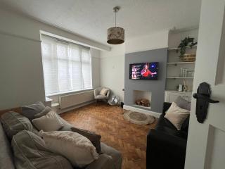 Cosy 3-Bedroom House 15mins to Olympic Village - 9