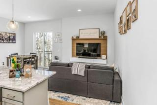 East Nashville Townhome 5min to Grand Ole Opry! Rooftop Deck, Grill, TV and Golf - Nashville - 3